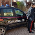 Raid violento all'alba: rapinatori armati di una bottiglia rotta