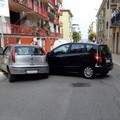 Schianto in via Firenze: auto sul marciapiede all'incrocio, due feriti