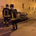 Riecco i roghi: un'auto in fiamme in via Marconi