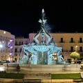 La Fontana dei Tritoni si fa bella con la nuova illuminazione (FOTO)