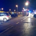 Frontale nella notte, coinvolte quattro auto, una si incendia: sei feriti