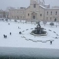 Emergenza neve, città bloccata. L'appello: «State a casa»