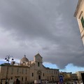 Nuvole minacciose sulla cupola di San Domenico: lo scatto prima della tempesta
