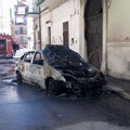 Fumo e fiamme dal cofano di una Ford Focus