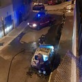 Tornano i roghi d'auto: incendiata una Renault Clio