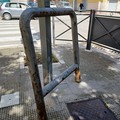 Archetto limitatore  "parcheggiato " accanto ad un palo in piazza Garibaldi