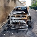 Auto in fiamme nella notte in via Scivetti: si indaga sulle cause