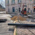 Cattivo odore persistente, lavori AQP in piazza Vittorio Emanuele II