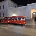 Trenino-navetta preso d'assalto da ragazzini: quanta fatica per il rispetto delle regole