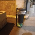 Rifiuti, il solito sabato sera tra piazza Garibaldi e via Marconi