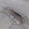 La buca di via Gioia sempre più profonda