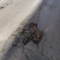 Spunta un'altra buca pericolosa in via Gioia