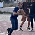 Piazza don Tonino Bello, Sollecito gioca a basket e cerca il dialogo con i più giovani