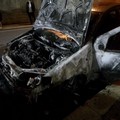 Fiamme nella notte in via Cialdini: distrutta una Fiat Punto