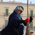 La Befana a Giovinazzo è arrivata sui trampoli