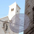 A Giovinazzo via Cattedrale è un omaggio ai rosoni di Puglia