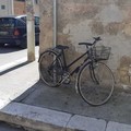 Biciclette legate ai pali rimosse dalla Polizia Locale