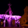 La Fontana dei Tritoni si tinge di rosa: l'immagine di Giovinazzo fa il giro...del mondo