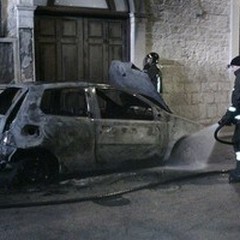 Scoppia un altro incendio: le fiamme divorano un'auto