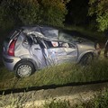 Auto esce fuori strada e finisce contro un albero: 26enne in prognosi riservata