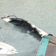 Ancora un incendio, affonda una barca a vela