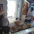 Ladro ruba il salvadanaio delle mance al bar, ma viene filmato