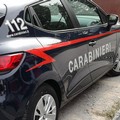 I carabinieri arrivano e sgomberano la piazzetta per ragioni di salute pubblica (VIDEO)