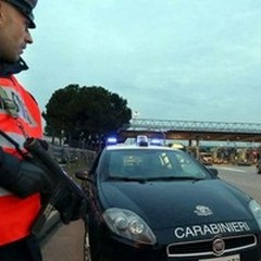 Pistola in pugno, rapinano un uomo dell'auto