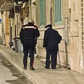 Carabiniere aiuta un anziano a rientrare a casa, la foto diventa virale