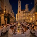 Giovinazzo en blanc, piazza Duomo si prepara alla cena sotto le stelle
