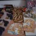 Armi, droga e soldi: incastrati in tre dopo il pedinamento della Polizia