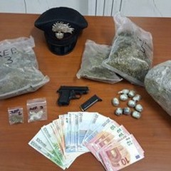 Marijuana, hashish e una pistola. Arrestati padre e figlio