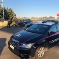 In fuga dai Carabinieri, si schiantano contro il guardrail: denunciati