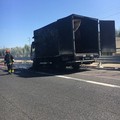 Camion in fiamme sulla 16 bis: code e traffico rallentato