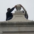 IVE, 50 anni dopo ritorna al suo posto il pinnacolo sulla torre dell'orologio (FOTO)