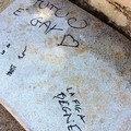 Scritte in piazzetta Cairoli: le ripuliscono i cittadini
