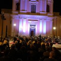 L'Orchestra Metropolitana ed un trio d'eccezione incantano piazza Sant'Agostino