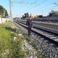 Cade sui binari mentre arriva il treno: salvato da tre Carabinieri-eroi