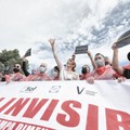 Fotografi in protesta davanti alla sede della Regione Puglia