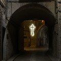 Quella croce in fondo a via Cattedrale