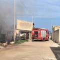 Fiamme nelle ex stalle sul lungomare di Levante