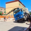 Cede il braccio meccanico di un camion. Tanto spavento, ma nessun ferito