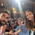 Ecco chi è il 13enne che si è fatto scattare un selfie sul palco da Marco Mengoni