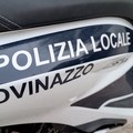 Tira una pentola di cibo bollente agli agenti: denunciato un 39enne