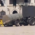 Col trattore sul basolato: danni a piazza Vittorio Emanuele II