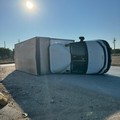 Camion si ribalta sul fianco sulla Giovinazzo-Bitonto. Traffico in tilt