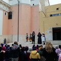 Sant'Antonio Abate, il banditore annuncia la festa tra anziani e bambini di Giovinazzo