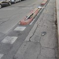 Abbattuto palo della segnaletica verticale sulla ciclovia di Ponente