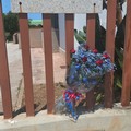 Un mazzo di fiori per Carlo Legrottaglie davanti alla stazione dei Carabinieri di Giovinazzo