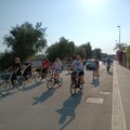 Bambini, genitori ed educatrici dell’asilo nido Birbalandia in bicicletta per le strade di Giovinazzo